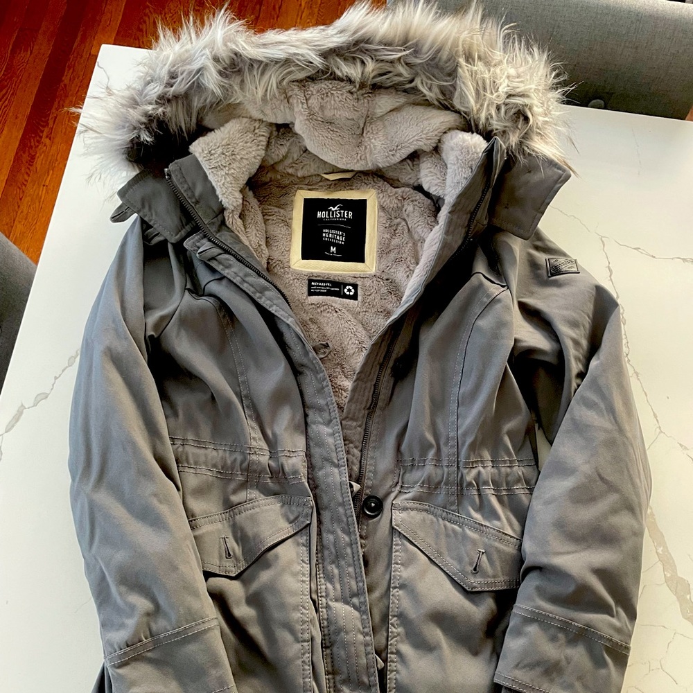 Fleece lined, Hollister puff jacket with detachable fur around the hood.